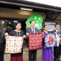 展示スペースの開所式で記念写真に収まる竹本社長（中央）やナウル共和国関係者ら＝銚子市の笠上黒生駅