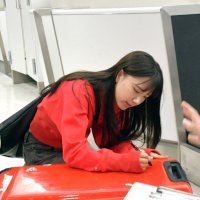 成田空港から留学に行く娘役がスーツケースに父への思いを託すシーンの確認をする出演者＝成田市