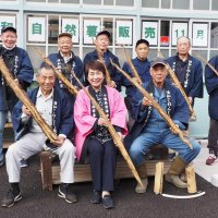 掘り出した自然薯を手にする生産者たちと石井市長（前列中央）

