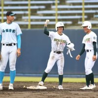４回裏専大松戸１死二塁、一時勝ち越しの適時打を放った長谷川（中央）が喜ぶ
