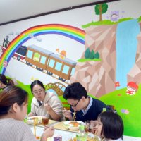 「夢」テーマに壁画　子ども食堂、カラフルに彩る　市原八幡高生