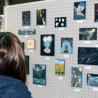八千代市社会福祉協議会１階ロビーで展示されている学生服の生地をキャンバスに使った作品