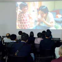 一人で苦しまず助け求めて　豪出身監督制作の映画　シングルマザー貧困に焦点　市原