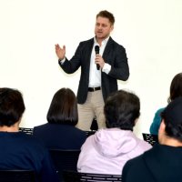 映画に込めた思いなどを語る監督