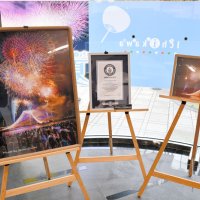 ２９日からギネス認定証（中央）と並んで再び展示された白井さんの写真（左）。右は市職員撮影の写真＝市川市
