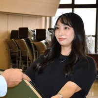 成田エクスプレスで白煙…モバイルバッテリー燃える　帰宅途中のＣＡが消火、訓練指導の経験生かし　市川市消防局感謝状