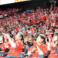 ホーム開幕戦を大勝した千葉Ｊを拍手でたたえるブースター＝船橋市ららアリーナ東京ベイ