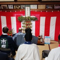 柳楯神事に臨む関係者ら＝１１日、市原市