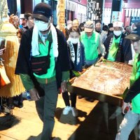 ６６・５キロのジャンボおはぎ奉納　祈とう後配布「足腰に御利益」　君津・神野寺