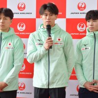 出国前のセレモニーで意気込みを語る体操男子日本代表の橋本選手（中央）ら＝１３日、成田市の成田空港