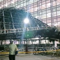 ＪＲ鎌取駅近くの駐輪場や遊歩道の上に倒れかかった足場＝１１月１日午前０時過ぎ、千葉市緑区
