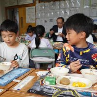 地場産の素材をふんだんに取り入れた特別給食を味わう小学生ら
