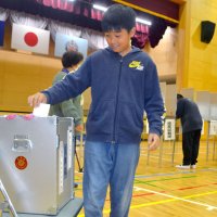 本番さながら真剣に一票　八街・朝陽小で模擬投票