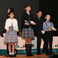 県知事賞に古山さん 浜本さん 森山さん　書写・交安ポスター表彰式
