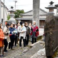 歌碑巡り、文化触れて　小野川周辺散策ツアー　佐原商議所女性会一行