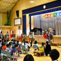 住民へ感謝込め音楽集会　香取新島小児童が合奏・合唱　おらんだ楽隊特別演奏も