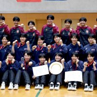 春高バレー出場を決めた女子の敬愛学園の選手ら＝東金アリーナ