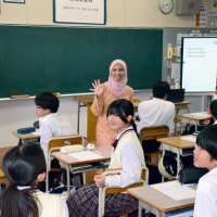 海外の文化を英語で　千葉大留学生と交流　長柄中