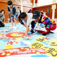 閉校でも未来は明るく　児童が記念アート制作　バルサミコヤスさん指導　勝浦・総野小