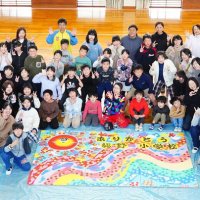 アート作品を囲む児童や講師、保護者、教職員ら＝勝浦市