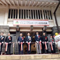 テープカットする神谷市長（左から４人目）ら