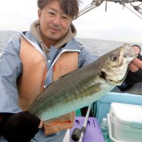 保田沖で釣り上げた４２センチの大アジ（写真は「村井丸」提供）