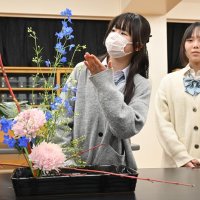 完成した作品を前に、解説の練習に臨む松崎さん（左）ら＝１１日、千葉市美浜区