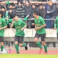 中央学院との準決勝の後半、勝ち越しゴールを決めて喜ぶ専大松戸・岡田（８）＝９日、柏の葉
