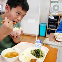 銚子のマグロに舌鼓　高校生考案のおかず　給食として並び好評