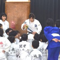 子どもたちにパリ五輪の金メダルも披露する角田選手