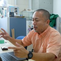 記者に研究内容の説明をする脇谷さん＝１０日、柏市の東京大学大気海洋研究所
