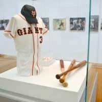長嶋さんが学生時代に使っていたバットなども展示している
