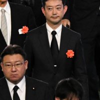 献花を終えた熊谷俊人知事ら
