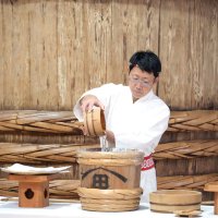 白装束で水を注ぐ玄蕃蔵の担当者