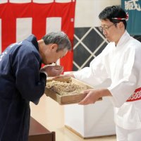 こうじの状態を確認する浜田社長（左）