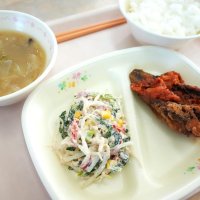 小学校で提供された「東総まんきつ給食」
