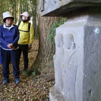 富里市指定文化財の高野六地蔵六観音を見学するウオークイベント参加者＝２２日