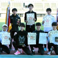 関東高校駅伝で優勝した八千代松陰＝２２日、埼玉県熊谷市の熊谷スポーツ文化公園陸上競技場