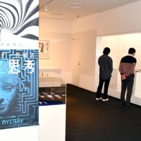 小説の魅力と“謎”の裏側に迫る　市川「現代ミステリー作家の創作と思考」展　伊坂幸太郎さんら作家２３人の原稿や創作ノート１０７点