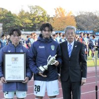 全国地域サッカーチャンピオンズリーグ決勝ラウンドで準優勝し、表彰を受けたＶＯＮＤＳ市原の篠原主将（中央）＝２４日、市原市のゼットエーオリプリスタジアム