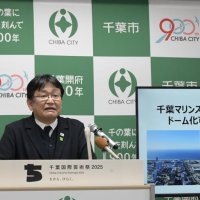 ＺＯＺＯマリンスタジアムのドーム化再検討について説明する神谷市長＝20日、千葉市役所