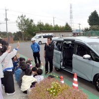 シートベルト大事だね　八街・朝陽小で交通安全教室　反射材効果も確認