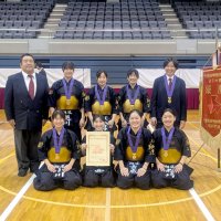 女子団体で優勝した翔凜＝船橋アリーナ