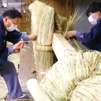 成田山新勝寺で大しめ縄作り佳境　新年の準備丁寧に　わら２５００束、重さ２００キロ