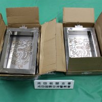 型枠内に覚醒剤が隠されていた金属製の額縁のような物（県警提供）