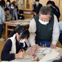 児童に馬の描き方を手ほどきする矢部さん