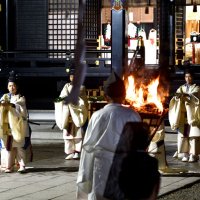 「大和舞」を奉納する少年たち