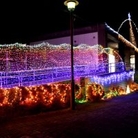 駅前包む幻想の光　心温まるＸマスイルミ　町キャラクターも出迎え　神崎