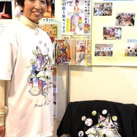 キッズファッションショーを主催する市民団体代表の高橋さん。Ｔシャツを販売し、資金集めが続く＝君津市
