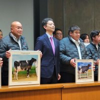 千葉県庁で熊谷知事と記念撮影する糟谷さん（前列左から２人目）＝１日、県庁